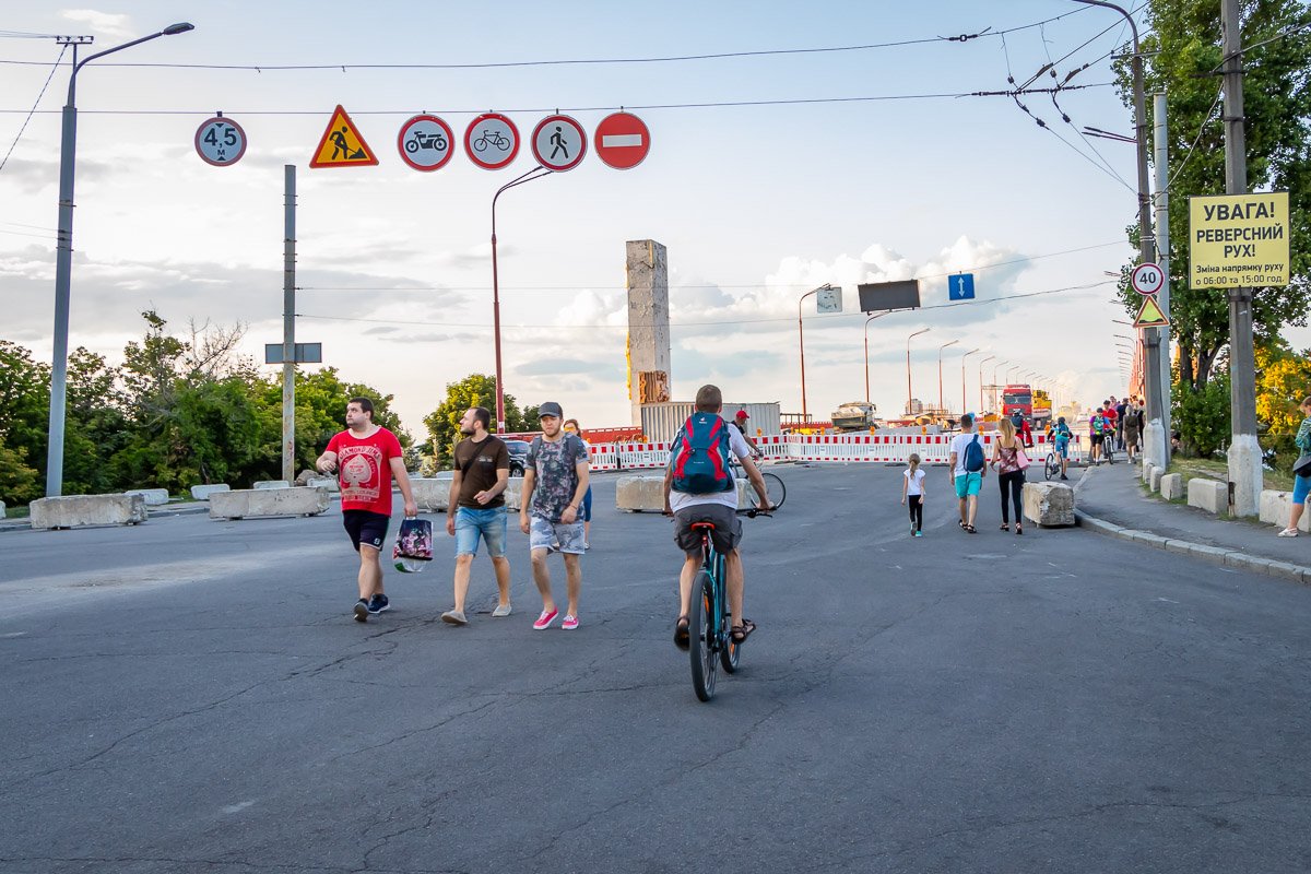 На Новом мосту дорожная служба повесила новые предупреждающие знаки над проезжей частью На Новом мосту дорожная служба повесила новые предупреждающие знаки над проезжей частью