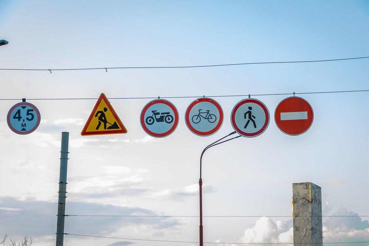 На табличках наглядно изображено, кому и где запрещено передвигаться во время строительных работ по переправе На табличках наглядно изображено, кому и где запрещено передвигаться во время строительных работ по переправе