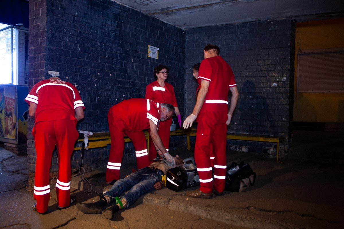 24 июля на трамвайной остановке "Сергея Нигояна" прохожие заметили лежащего на земле мужчину 24 июля на трамвайной остановке "Сергея Нигояна" прохожие заметили лежащего на земле мужчину