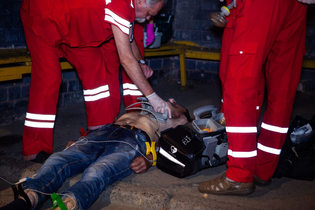 Каких-либо признаков жизни он не подавал Каких-либо признаков жизни он не подавал