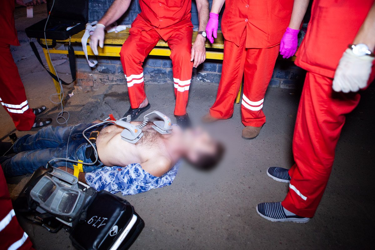 Около 30 минут, всеми способами врачи пытались вытащить мужчину с того света Около 30 минут, всеми способами врачи пытались вытащить мужчину с того света