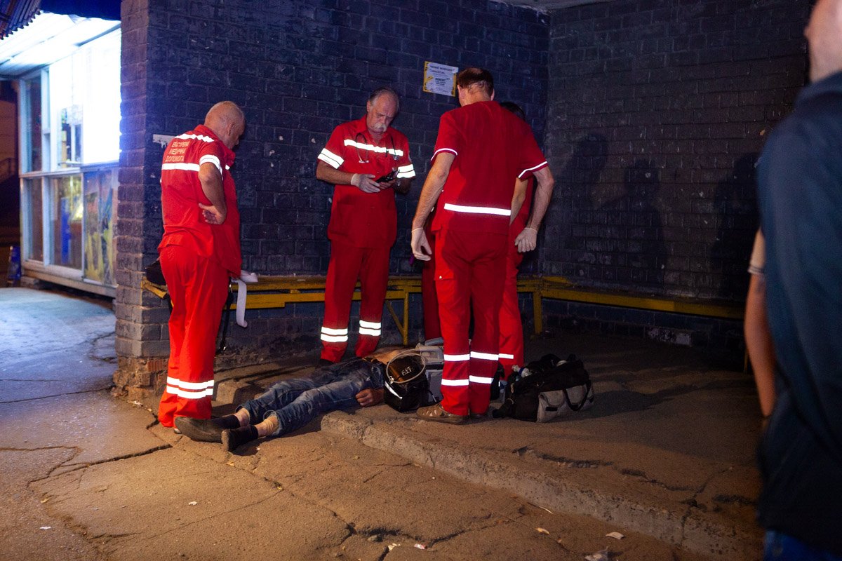 Ему делали массаж сердца и подключали дефибриллятор Ему делали массаж сердца и подключали дефибриллятор