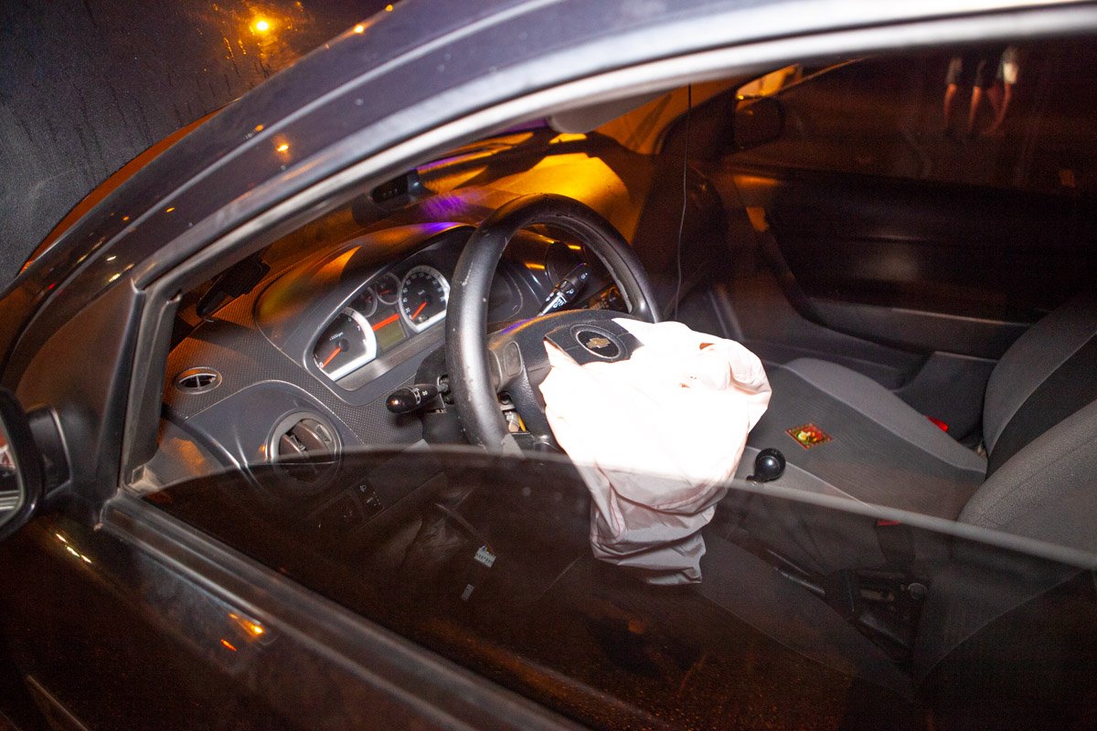 У Chevrolet сработала подушка безопасности водителя У Chevrolet сработала подушка безопасности водителя