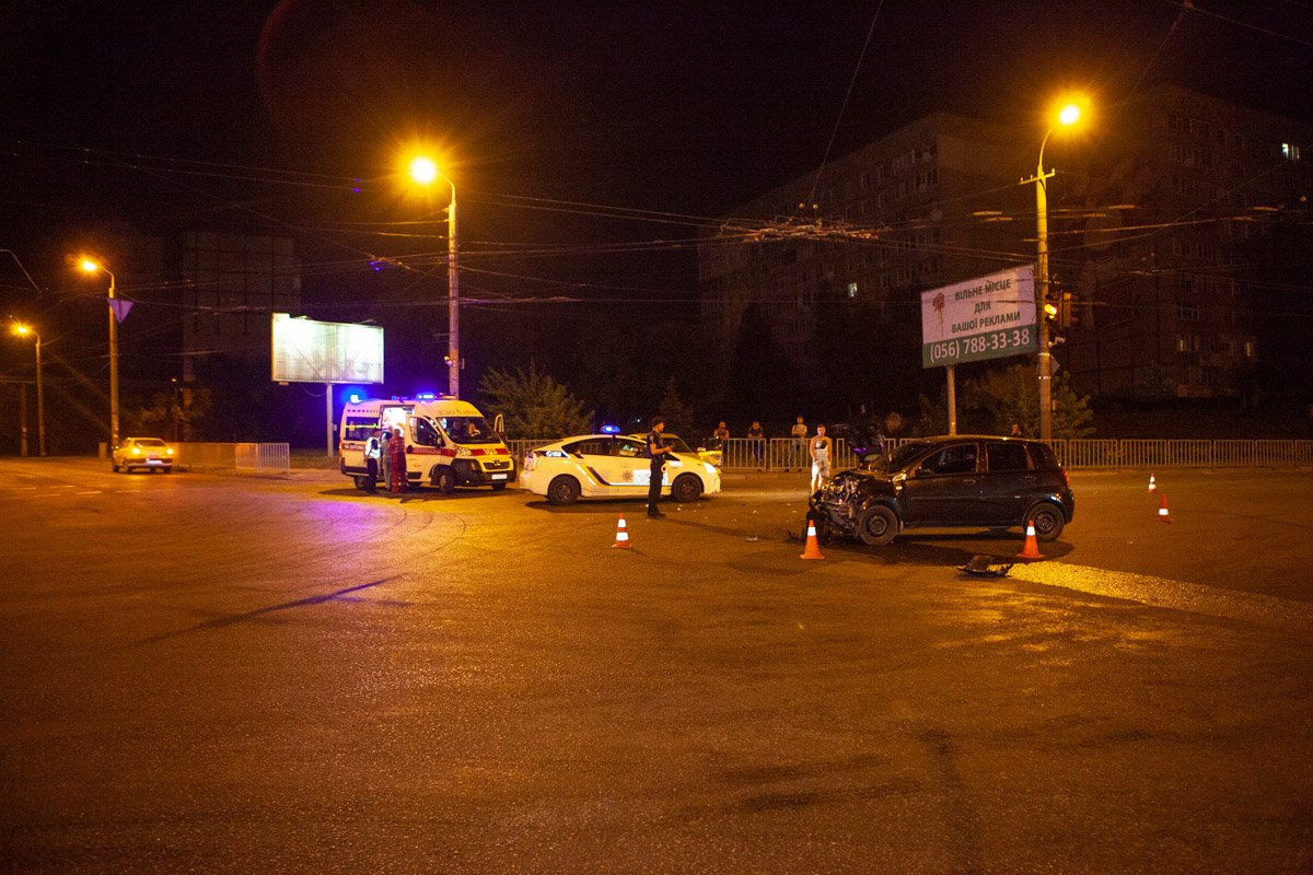 В результате столкновения, водителя и пассажирку «немца» госпитализировали В результате столкновения, водителя и пассажирку «немца» госпитализировали