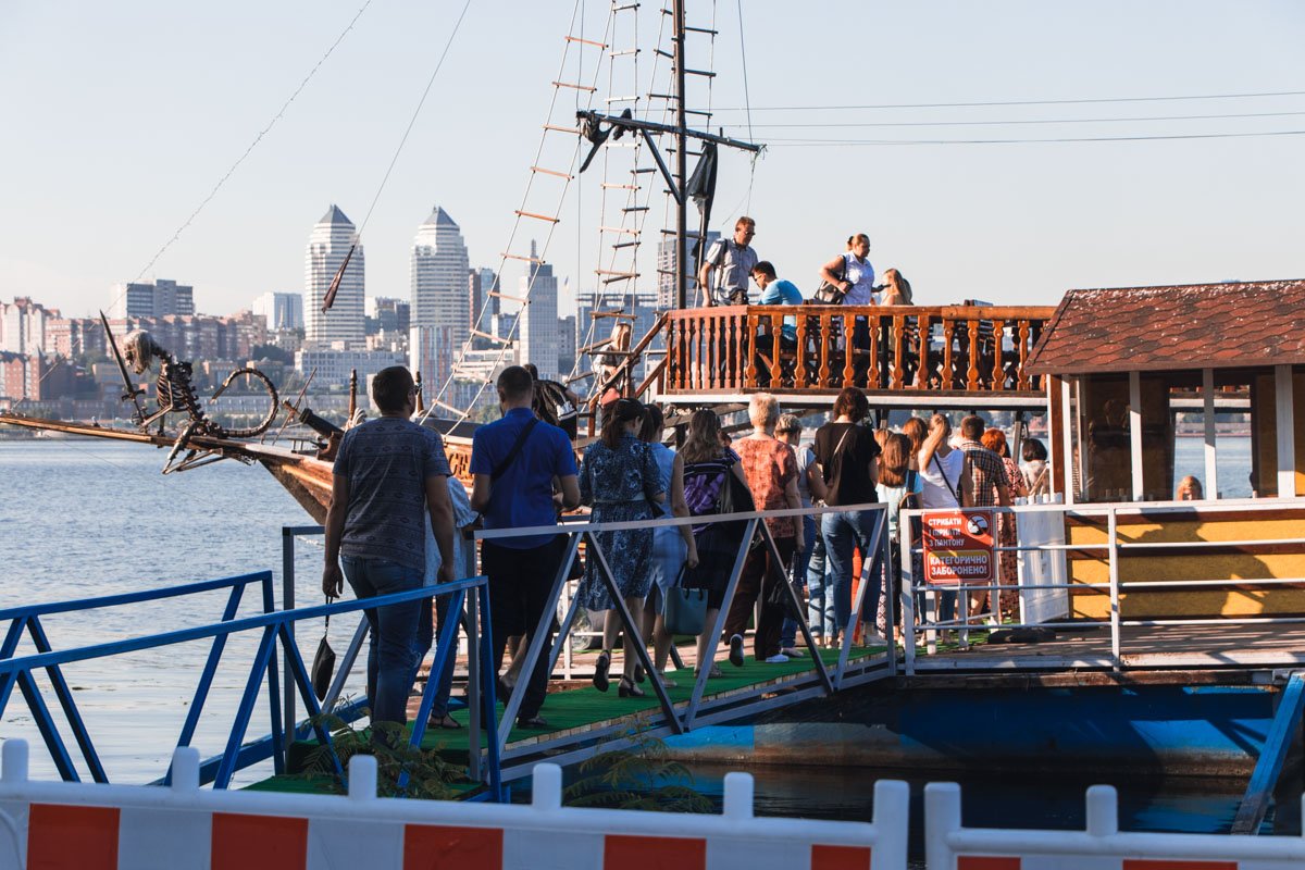 Очередь утром оставляла около сотни людей  Очередь утром оставляла около сотни людей