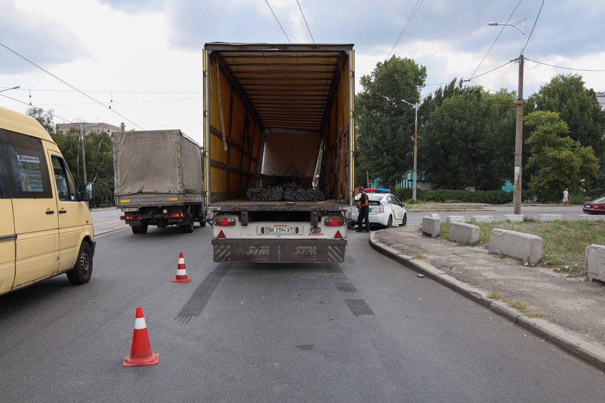 Автомобиль Mercedes на польских номерах подрезал фуру на виадуке и скрылся Автомобиль Mercedes на польских номерах подрезал фуру на виадуке и скрылся