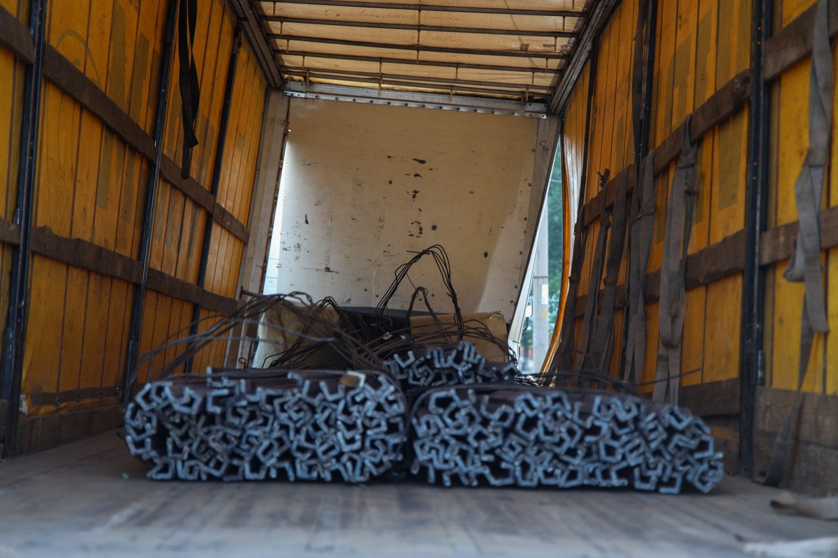 В результате этого груз, который находился в фуре, пробил кабину, где сидел водитель В результате этого груз, который находился в фуре, пробил кабину, где сидел водитель