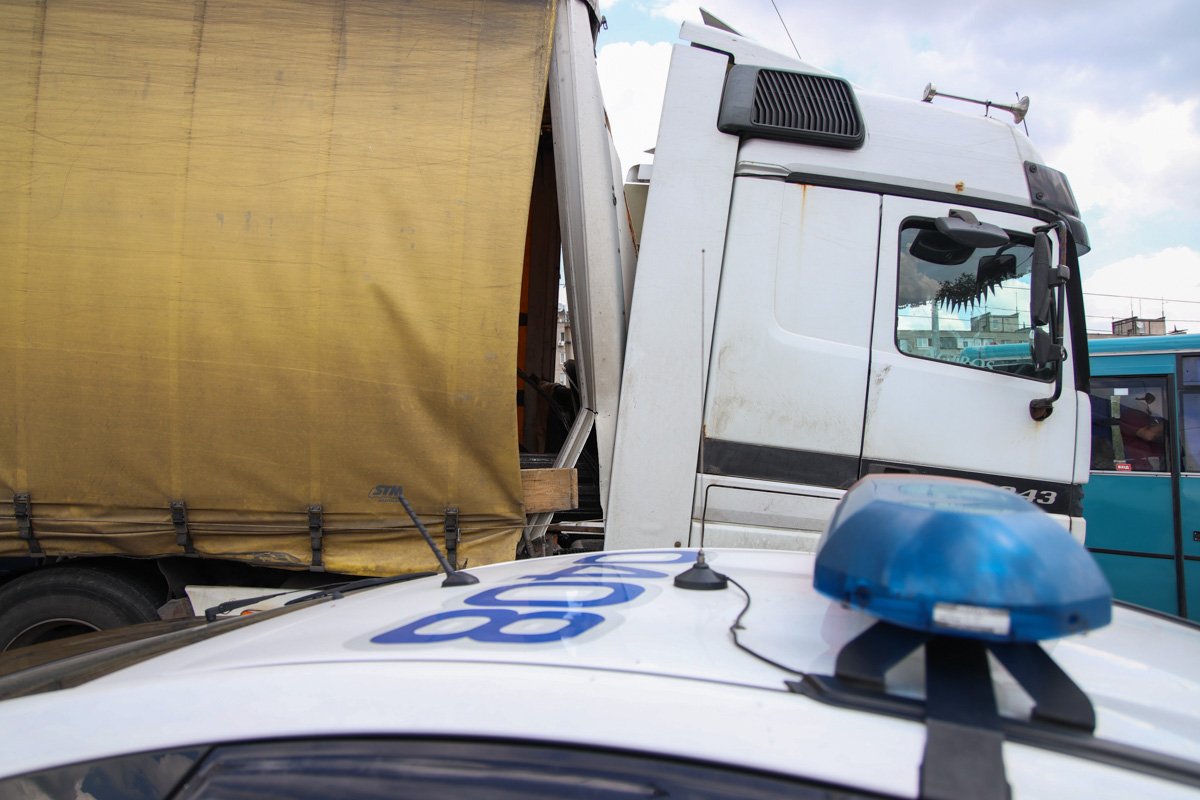 В грузовом автомобиле находились тяжелые металлические конструкции, мужчина чудом не пострадал В грузовом автомобиле находились тяжелые металлические конструкции, мужчина чудом не пострадал