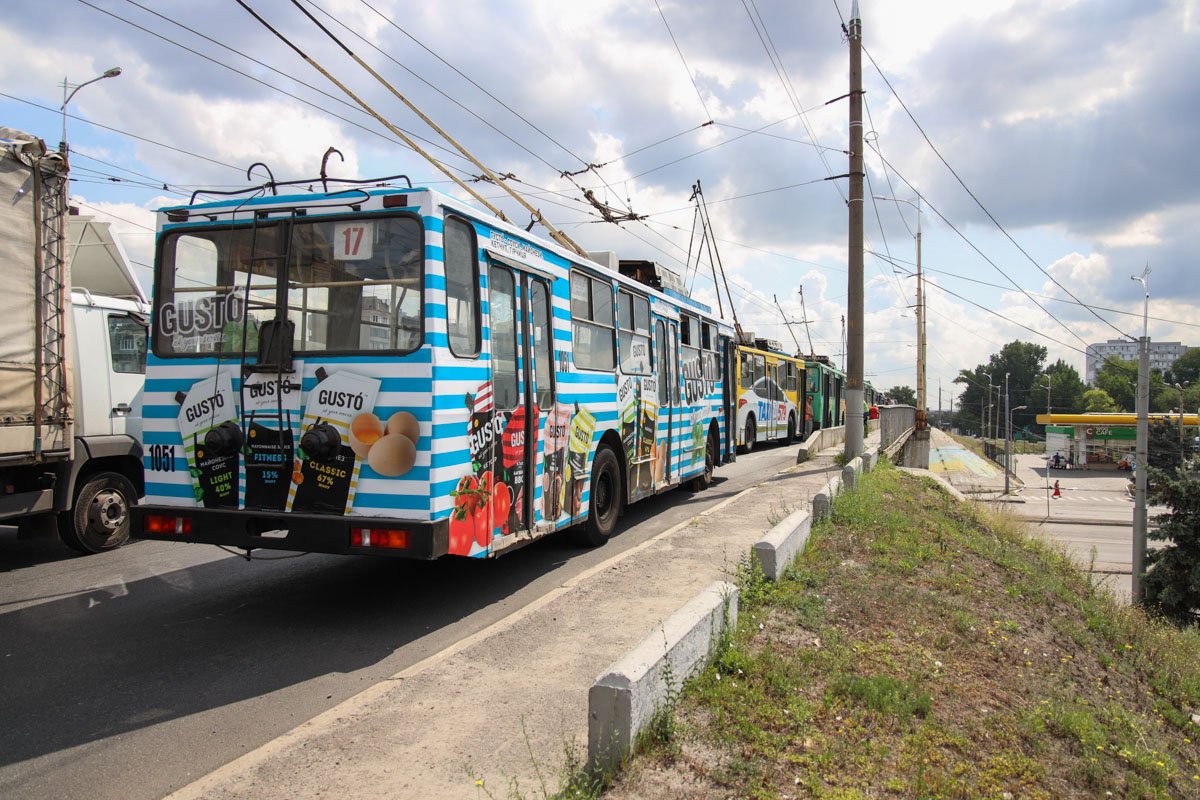 Троллейбусы №№ 3, 17 и 20 неподвижно стоят Троллейбусы №№ 3, 17 и 20 неподвижно стоят