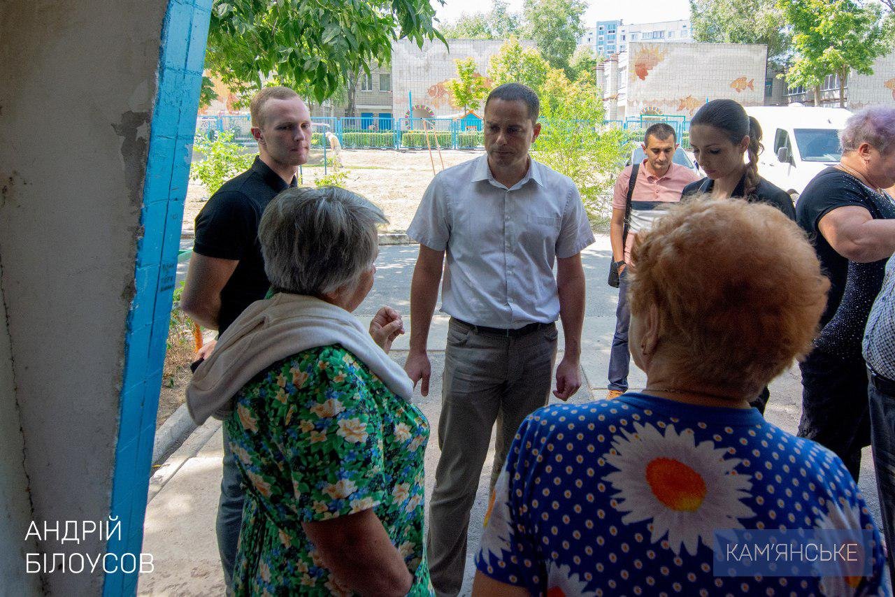 Мэр Каменского проверил, как выполняется капремонт крыш 1