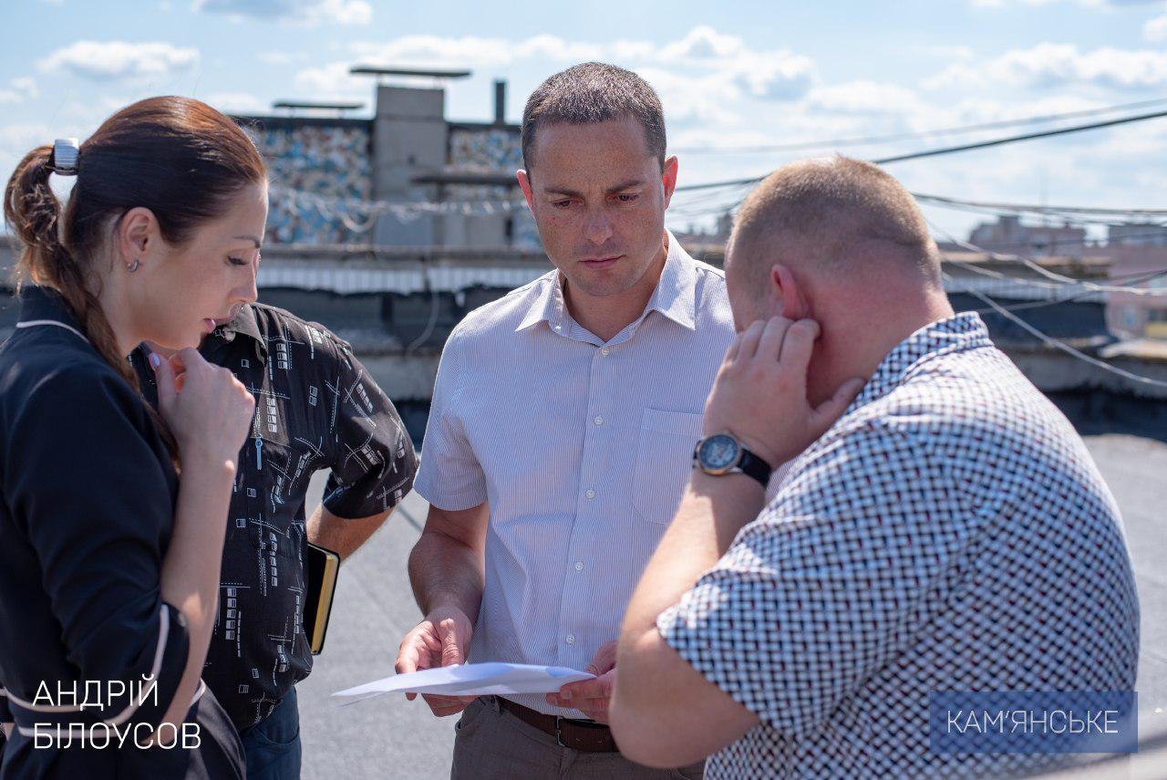 Мэр Каменского проверил, как выполняется капремонт крыш 2