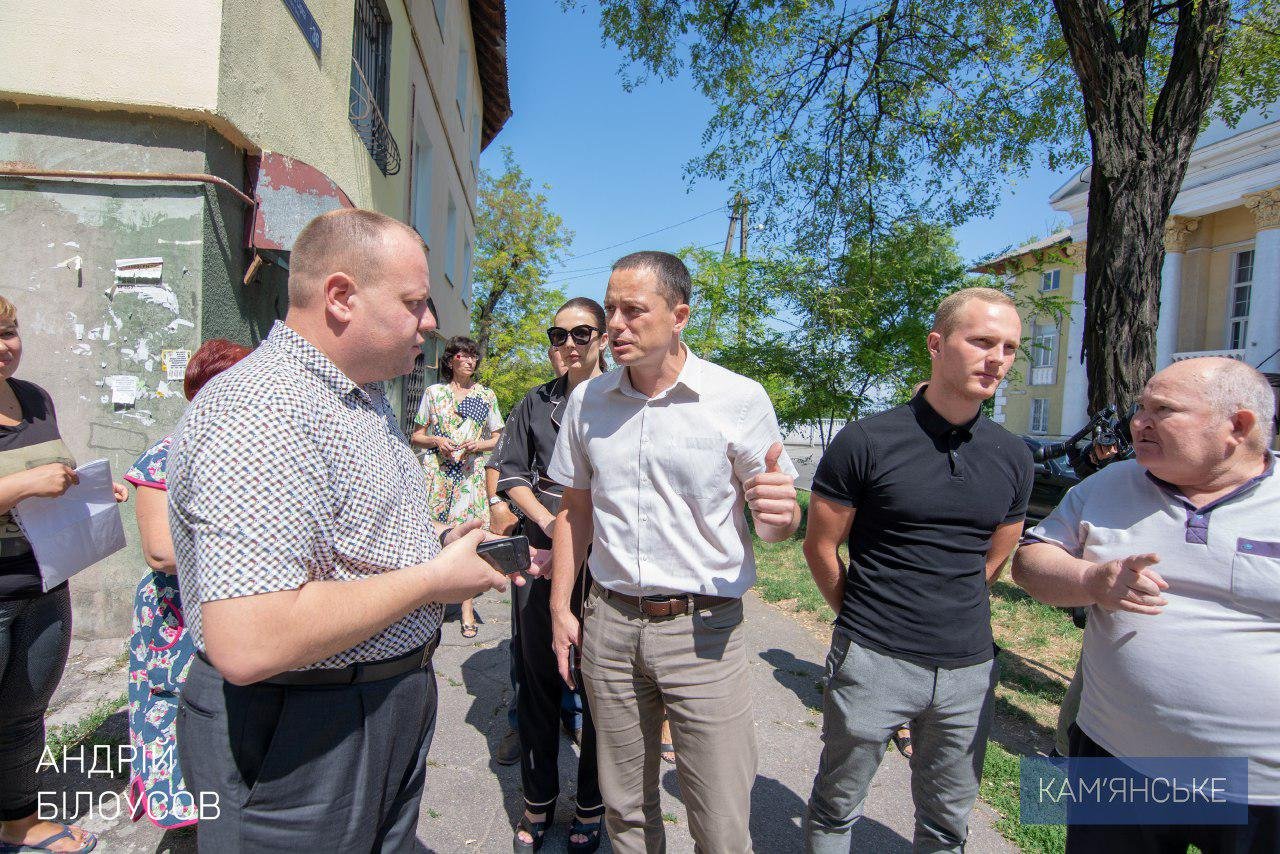 Мэр Каменского проверил, как выполняется капремонт крыш 3