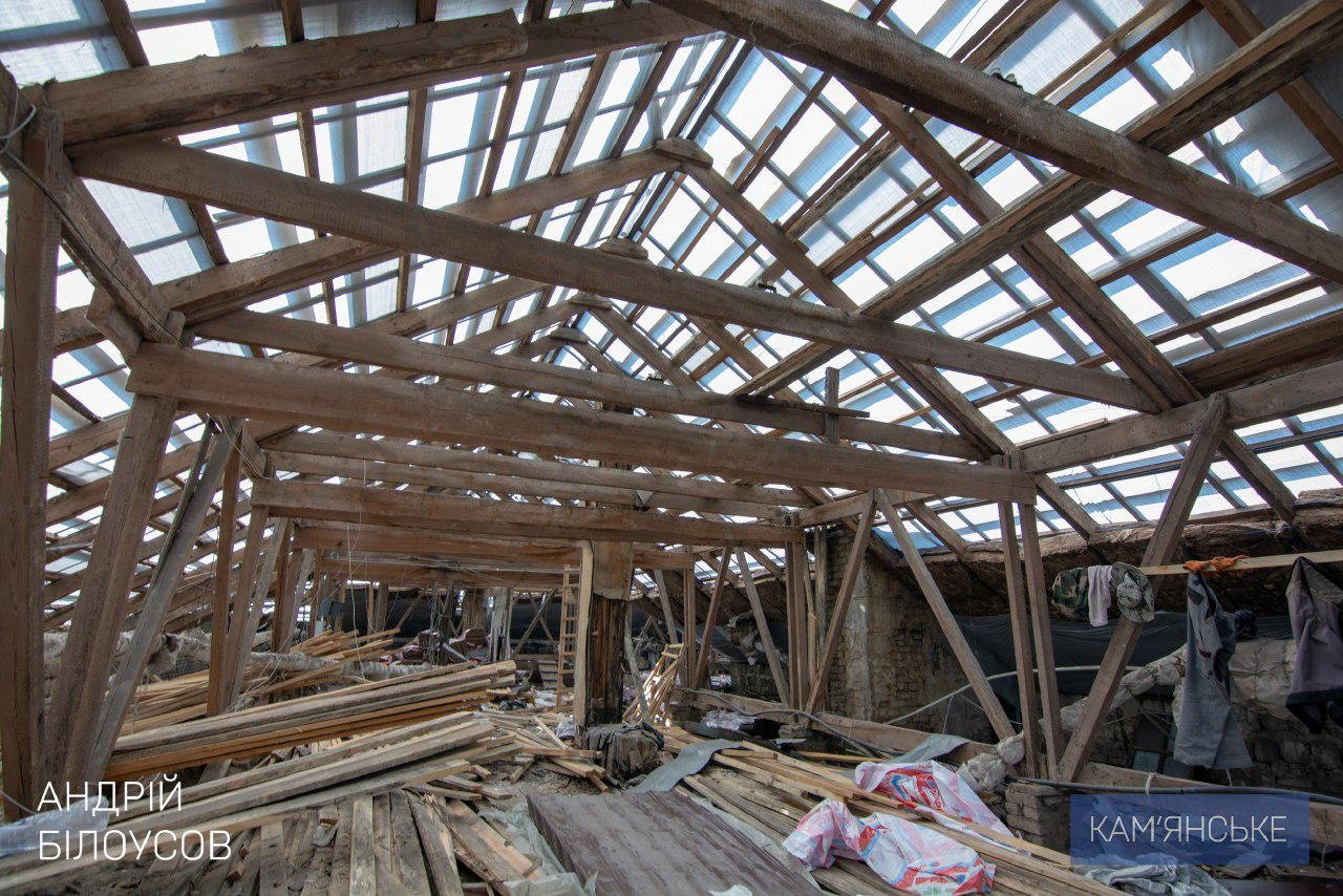 Мэр Каменского проверил, как выполняется капремонт крыш 4