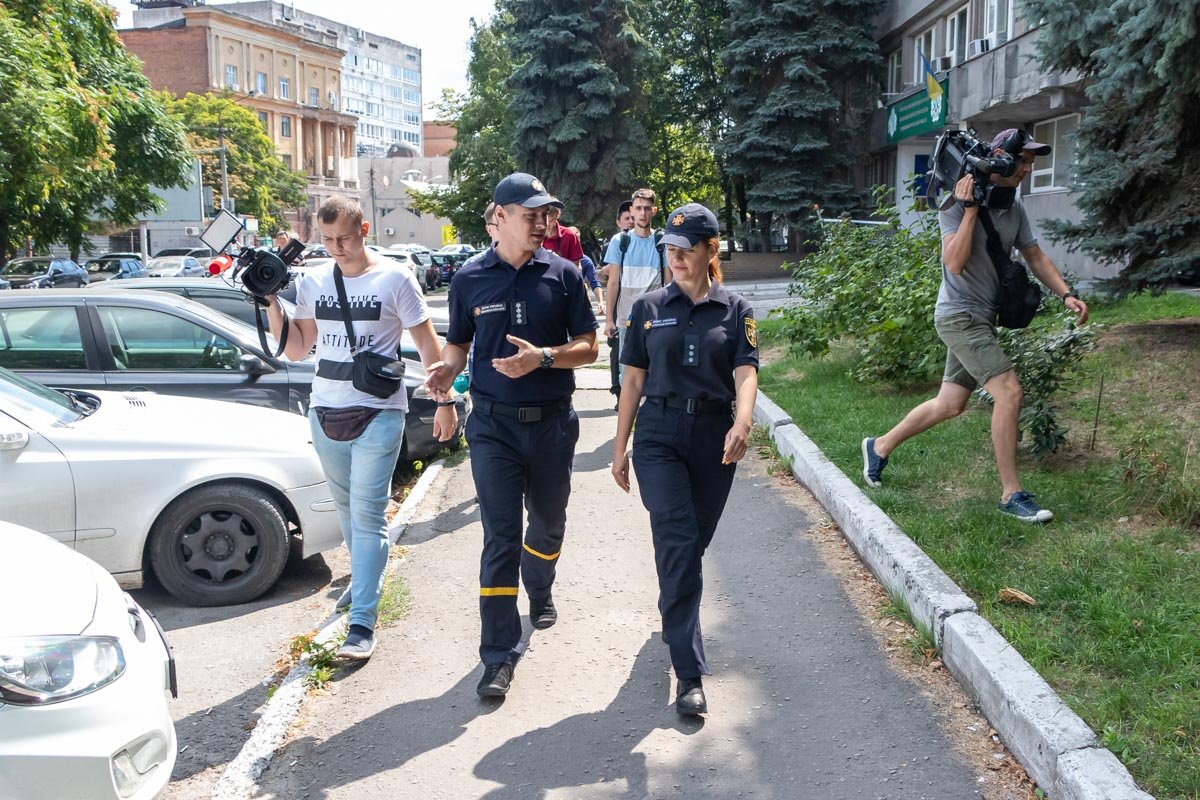 В Днепре спасатели просят водителей не парковаться на гидрантах
