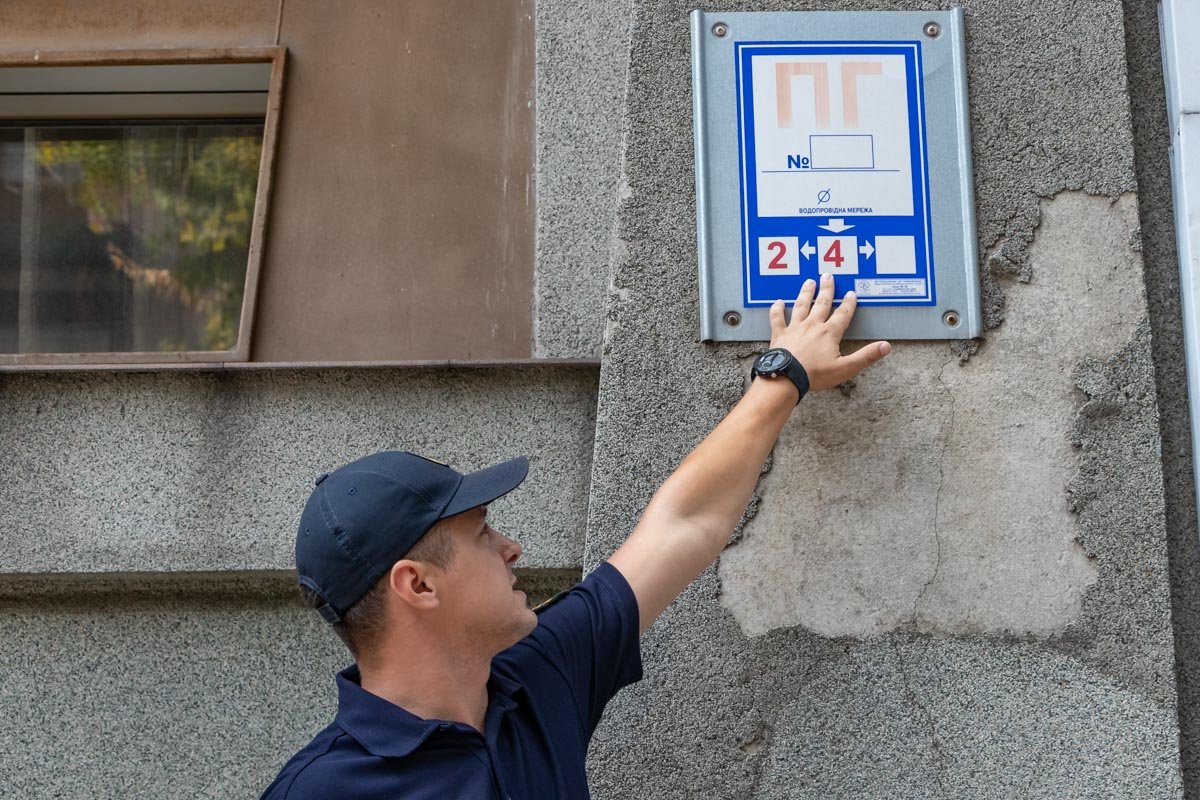 На зданиях, которые расположены рядом с гидрантами, устанавливается табличка специального образца с отметкой «ПГ» и цифрами, которые указывают расстояние до гидранта в метрах