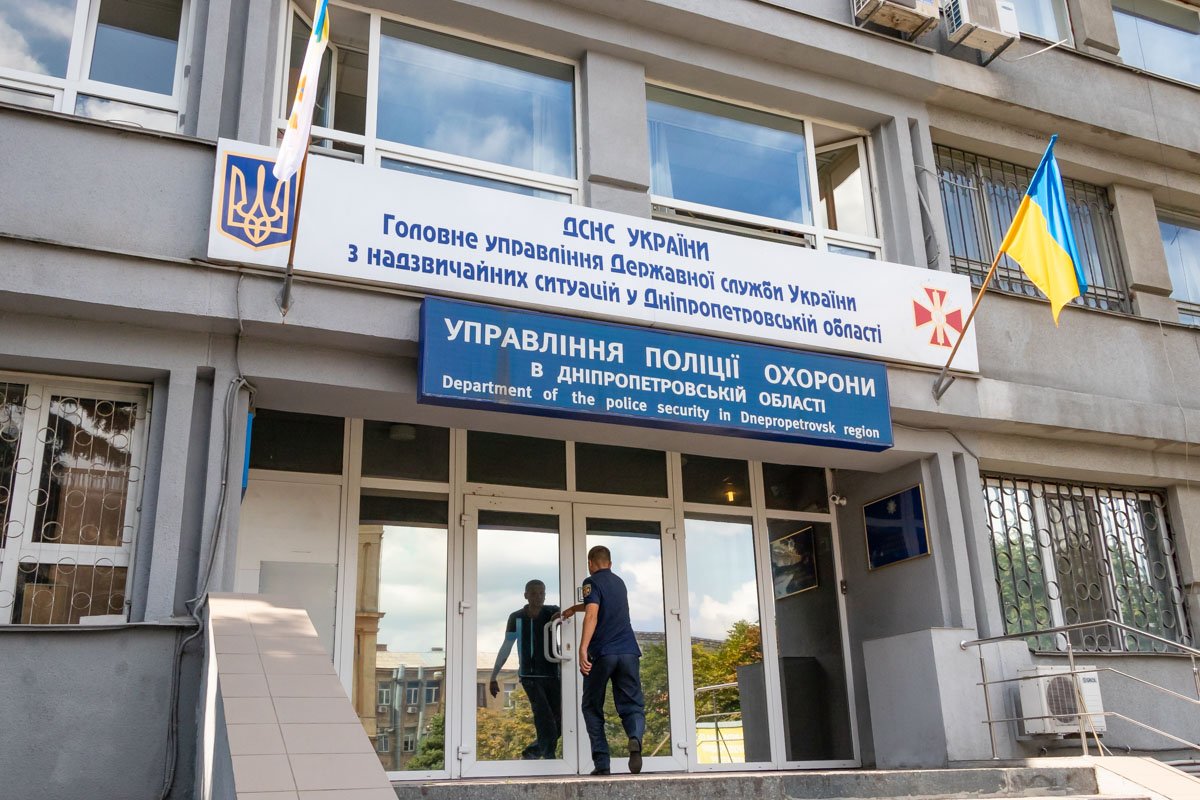 После рейда, присутствующие посетили 19 часть и посмотрели, как проверяют исправность гидрантов