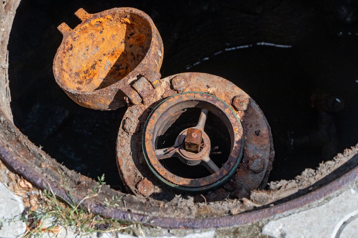 Одним из факторов, который может мешать пожарным в оперативном реагировании, является отсутствие пожарных гидрантов