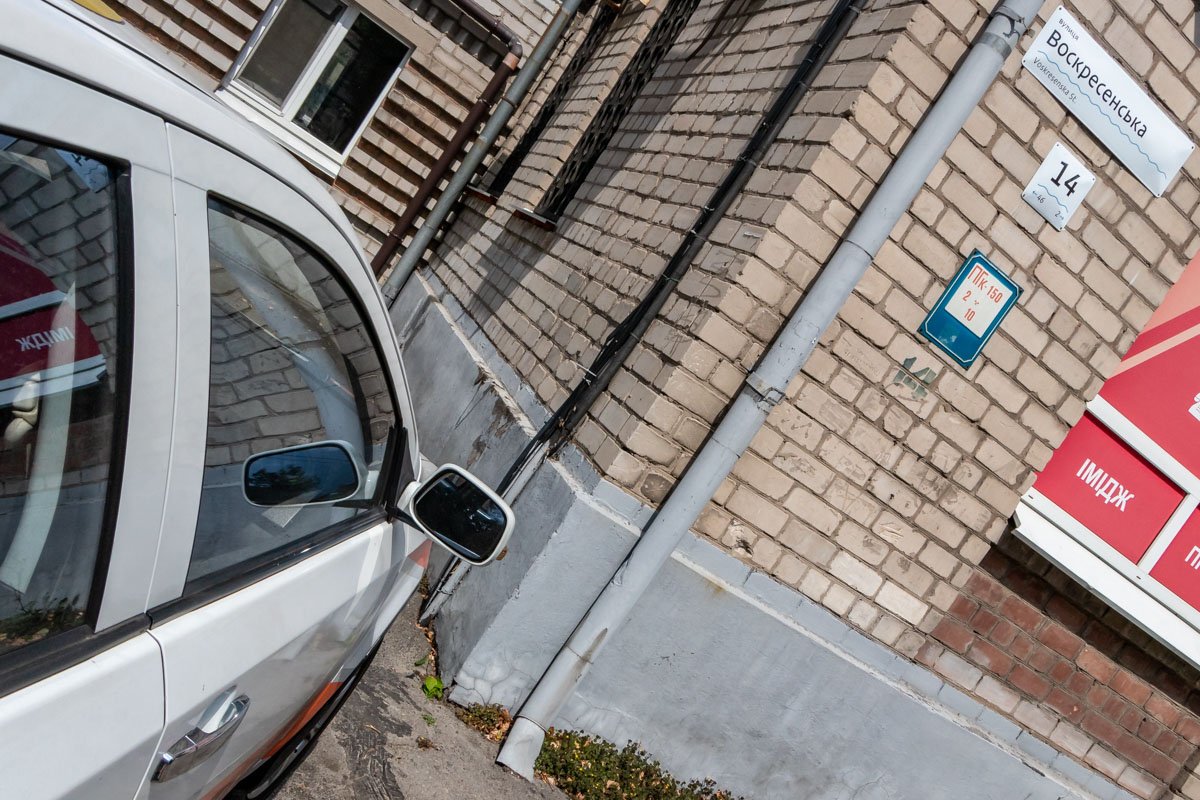 Далеко ходить не пришлось, ведь на центральных улицах Днепра водители паркуют свои автомобили, не обращая внимания на наличие пожарных гидрантов