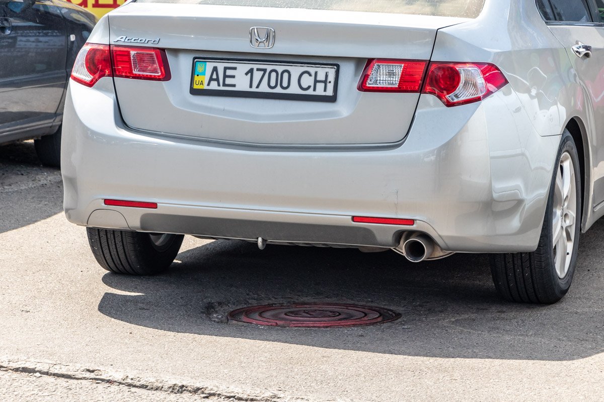 Однако в Днепре даже покраска люков с гидрантами в красный цвет не помогает решить проблему с парковкой на них