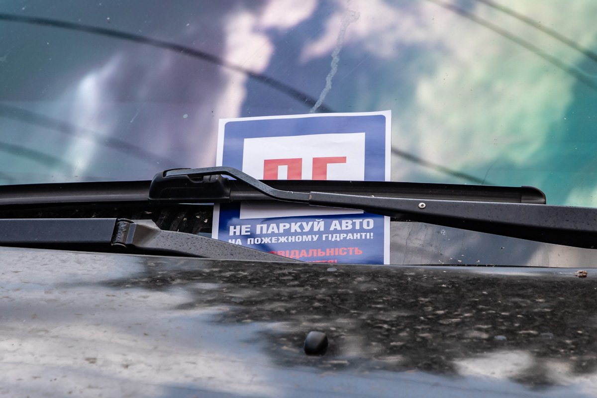 Спасатели рассказали, что в крупных городах часто возникает проблема, что на крышке люка с гидрантом припаркованное чье-то авто