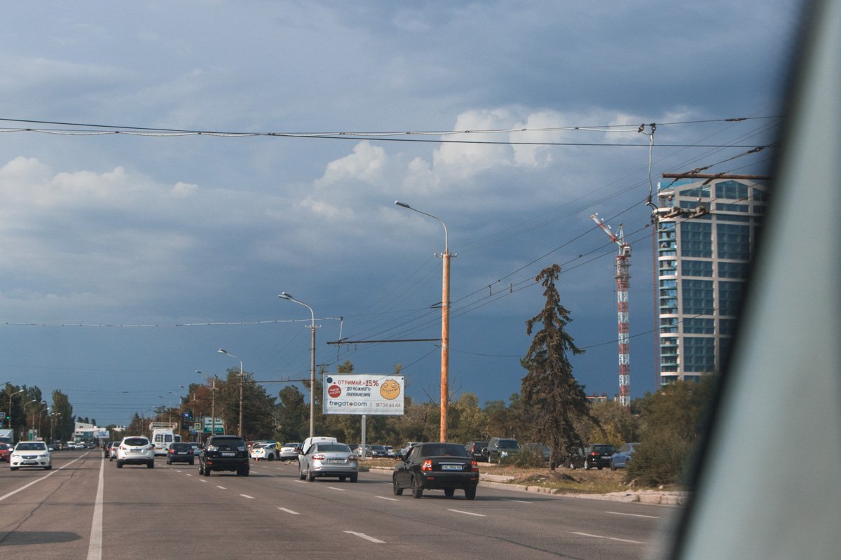 Километры. Они лежат. Лежачих нельзя бить