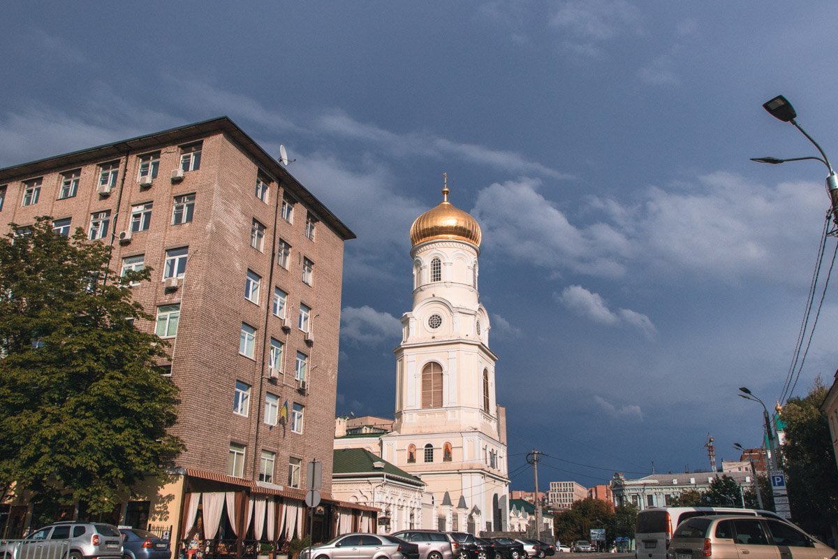 А взгляды, резкие, как гаррота, пойманы в основном по снам и фото. Я для чего-то стану твоим сном