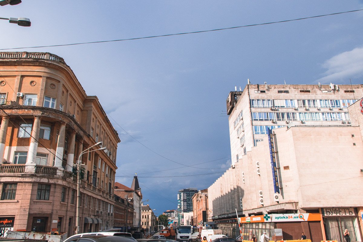 На остановке поют ветра: «Иди! Уходи! Вставай!»