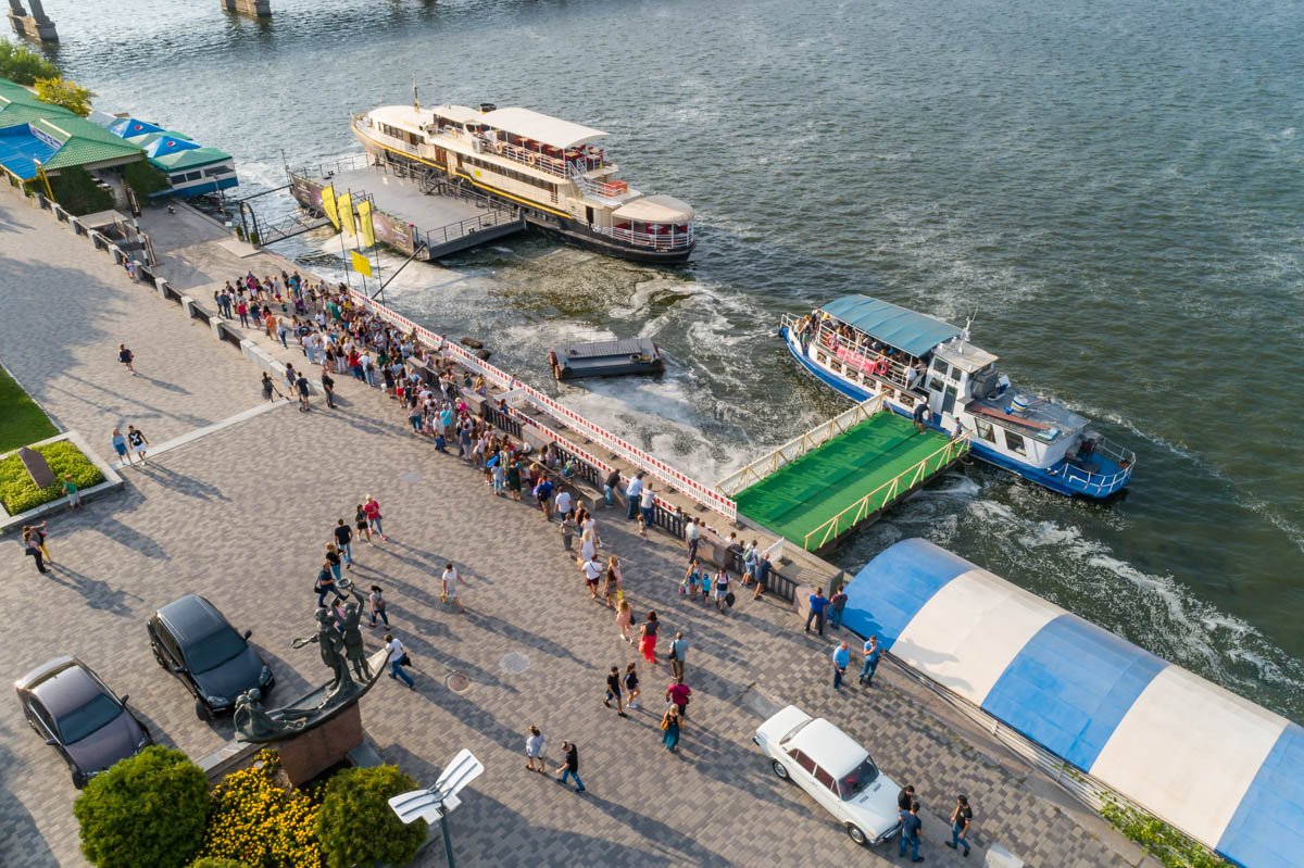 Такой расклад вещей поставил городскую жизнь с ног на голову, погрузив мегаполис в пробки и «тянучки» Такой расклад вещей поставил городскую жизнь с ног на голову, погрузив мегаполис в пробки и «тянучки»