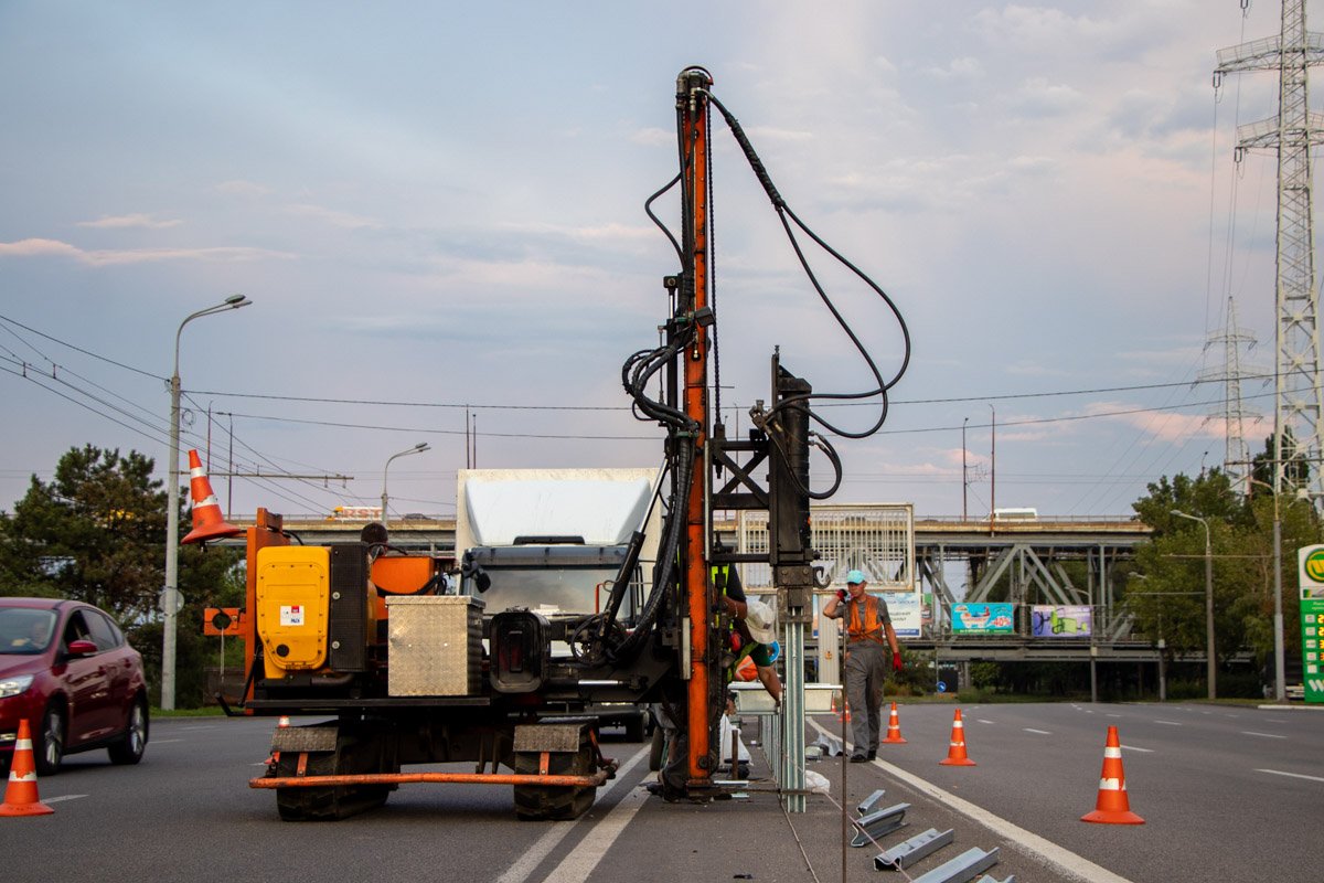 В четверг, 25 июля, в Днепре на улице Набережная Заводская начали установку ограничительного забора-отбойника В четверг, 25 июля, в Днепре на улице Набережная Заводская начали установку ограничительного забора-отбойника