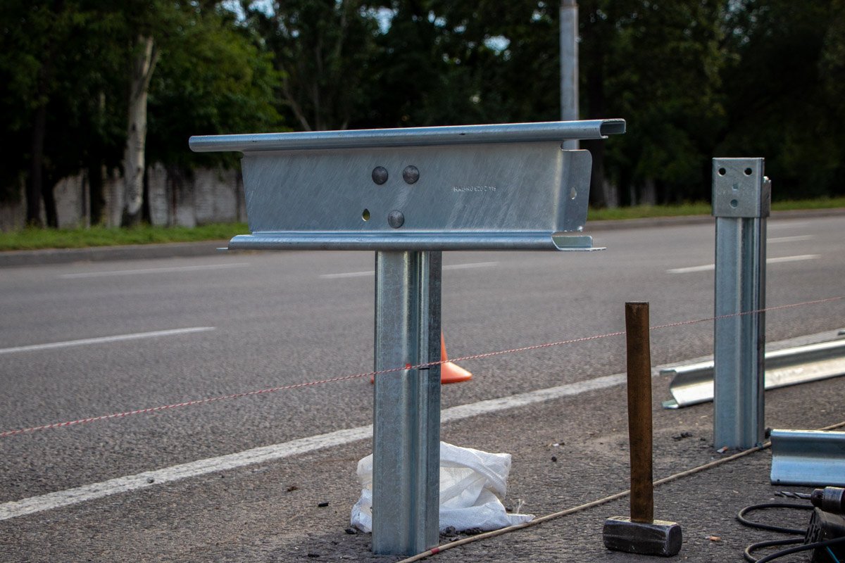 Первые несколько десятков нового железного забора, можно увидеть на Набережной Заводской в районе Амурского мост Первые несколько десятков нового железного забора, можно увидеть на Набережной Заводской в районе Амурского мост