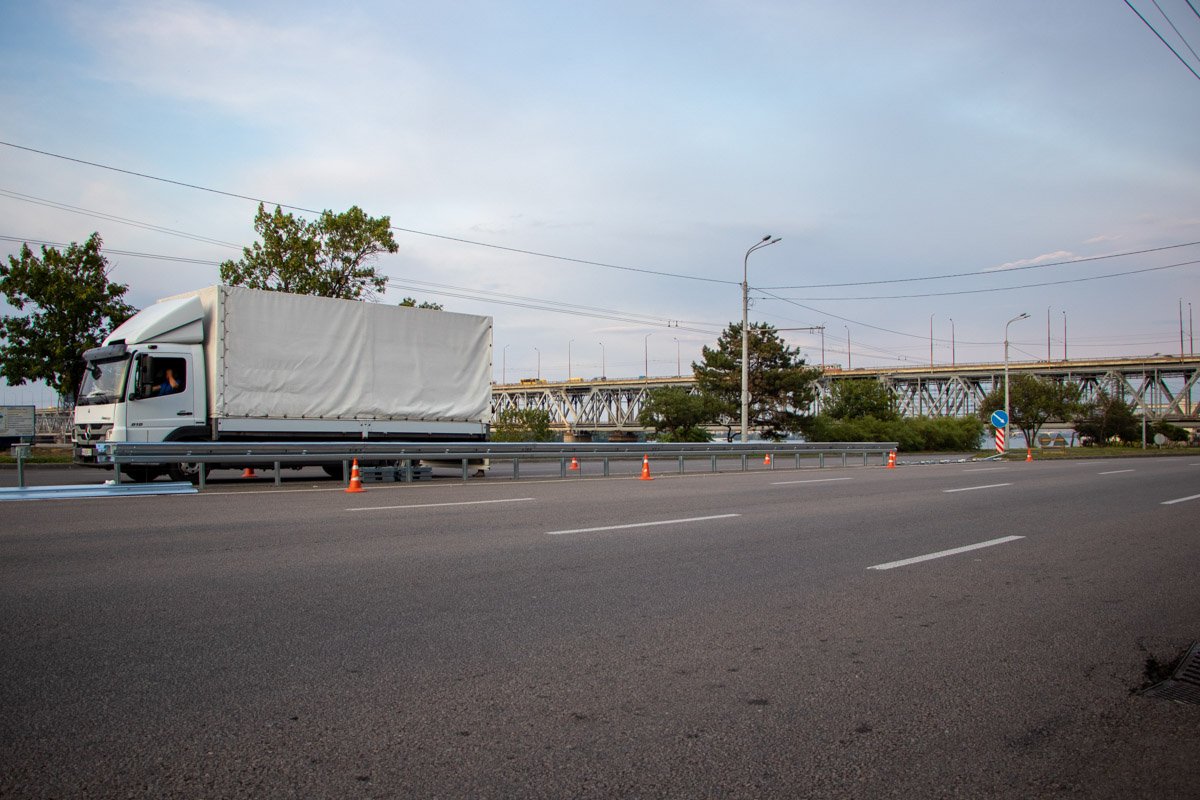Такие заборы используют для разделения полос движения автотранспорта Такие заборы используют для разделения полос движения автотранспорта