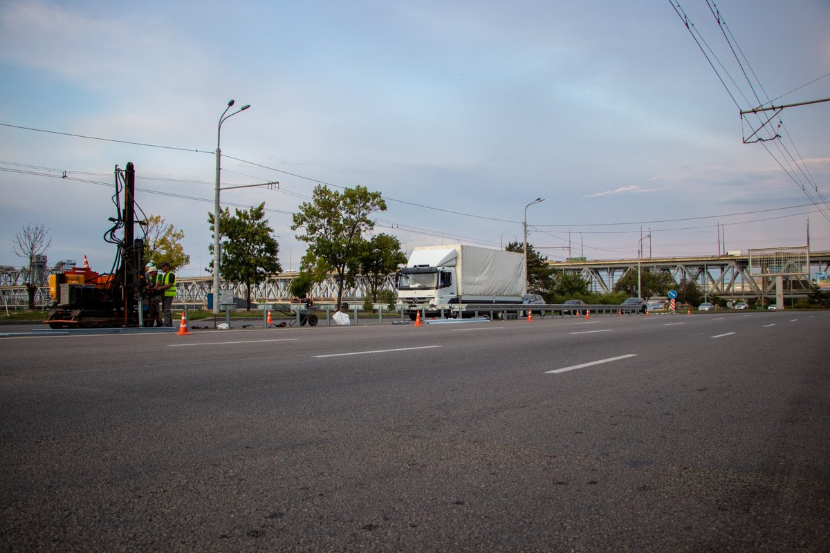 Ширина дороги дороги состоит из четырех полос в одну сторону Ширина дороги дороги состоит из четырех полос в одну сторону