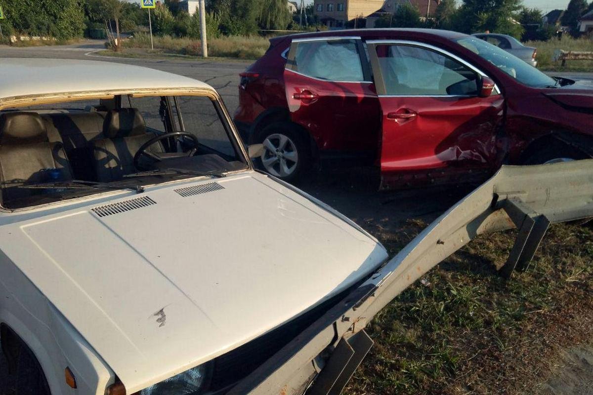 И Nissan, и ВАЗ отбросило в отбойник