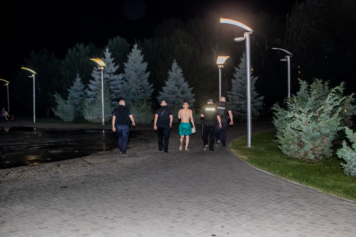 Правоохранители доставили мужчину в Амур-Нижнеднепровское отделение полиции Правоохранители доставили мужчину в Амур-Нижнеднепровское отделение полиции