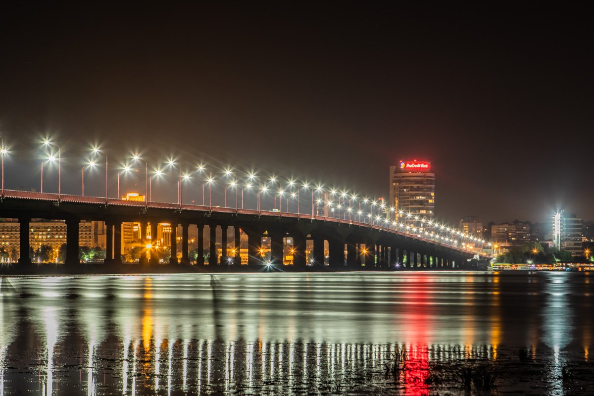 Бесчисленные огоньки, мигающие вдалеке, завораживают своей красотой Бесчисленные огоньки, мигающие вдалеке, завораживают своей красотой