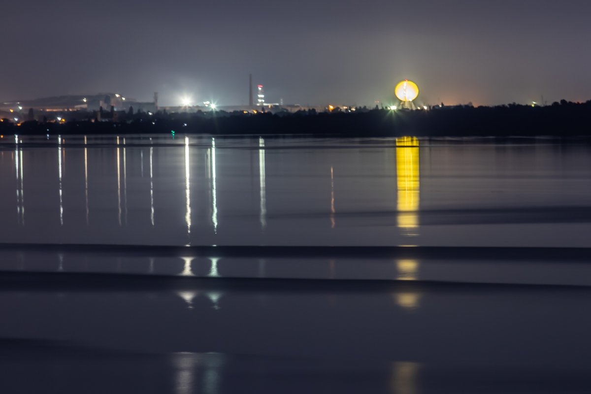 Искусственное солнце освещает Днепр ночью Искусственное солнце освещает Днепр ночью