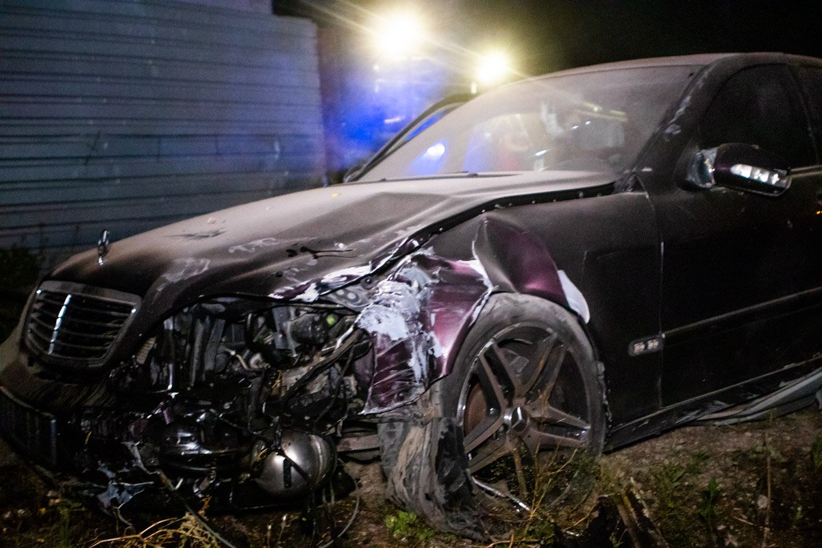 На Набережной Заводской Mercedes снес в забор На Набережной Заводской Mercedes снес в забор