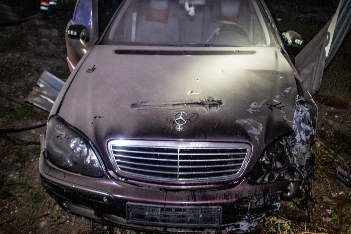 В аварии пострадала девушка, находившаяся в салоне Mercedes В аварии пострадала девушка, находившаяся в салоне Mercedes