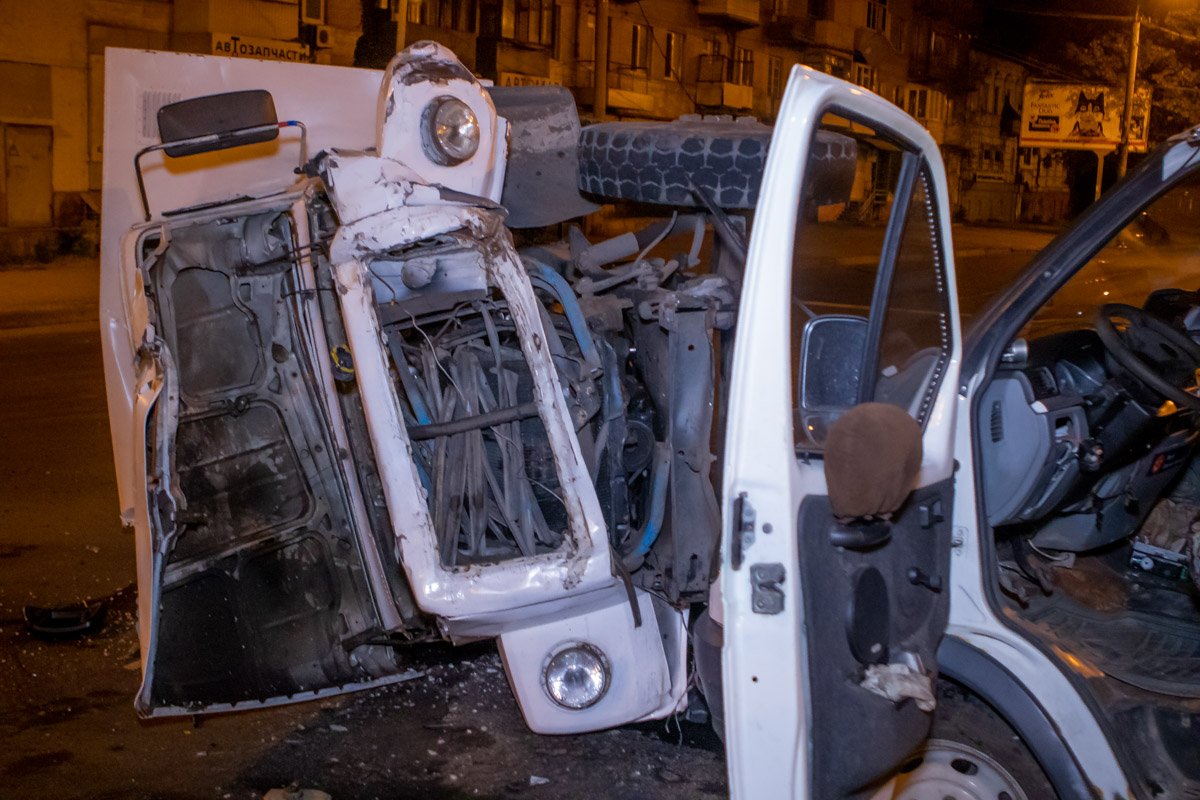При столкновении ГАЗ перевернулся набок При столкновении ГАЗ перевернулся набок