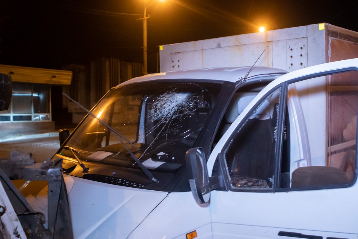 Оба автомобиля сильно повреждены Оба автомобиля сильно повреждены