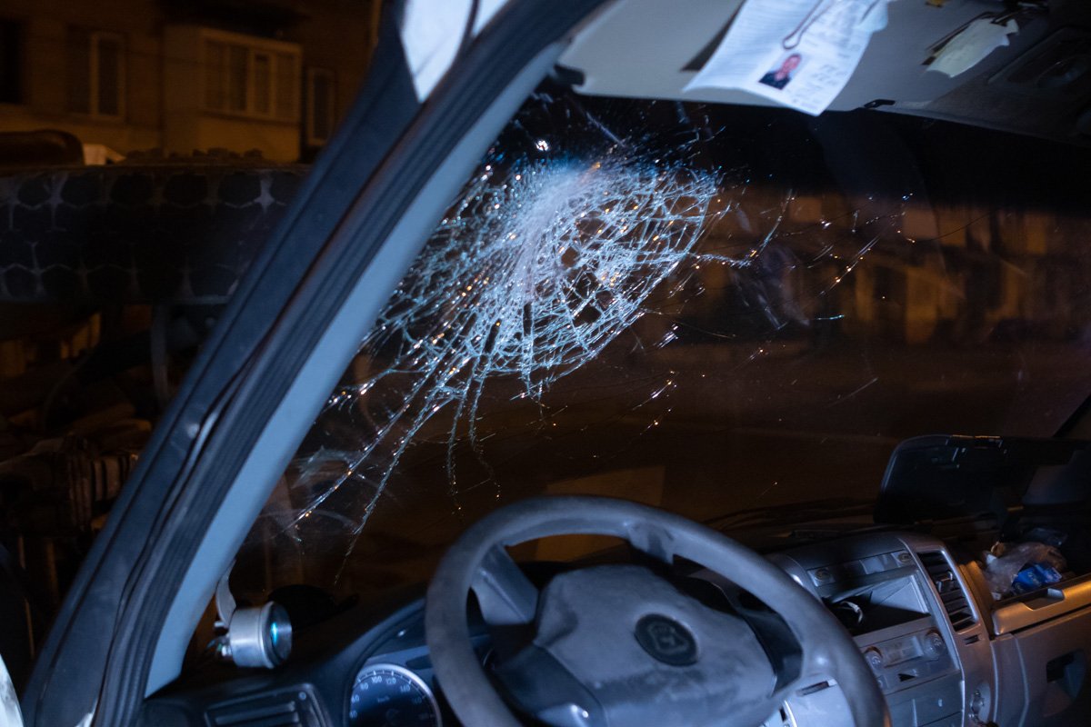 Водителей осмотрели медики, однако от госпитализации они отказались Водителей осмотрели медики, однако от госпитализации они отказались