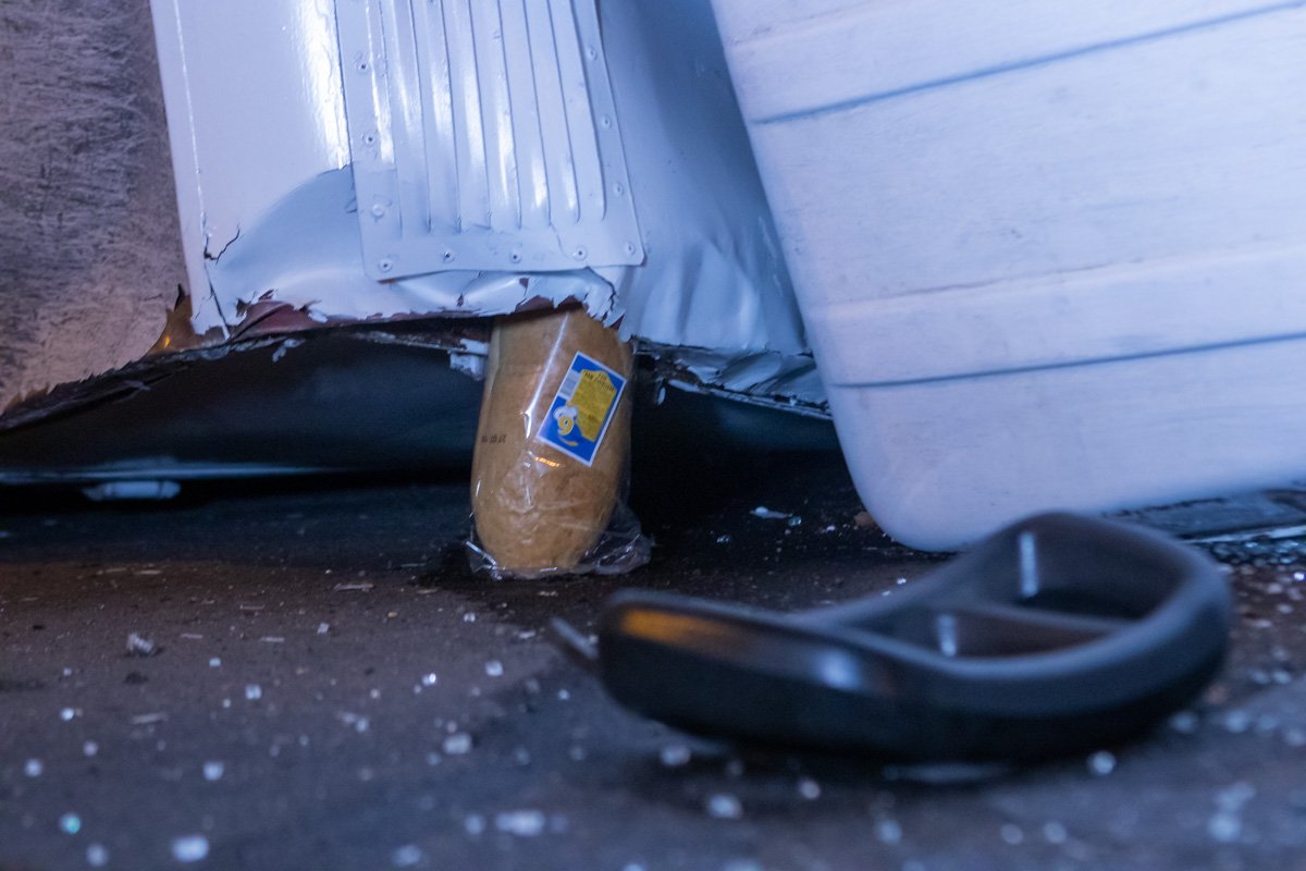 Патрульные оградили место аварии конусами Патрульные оградили место аварии конусами