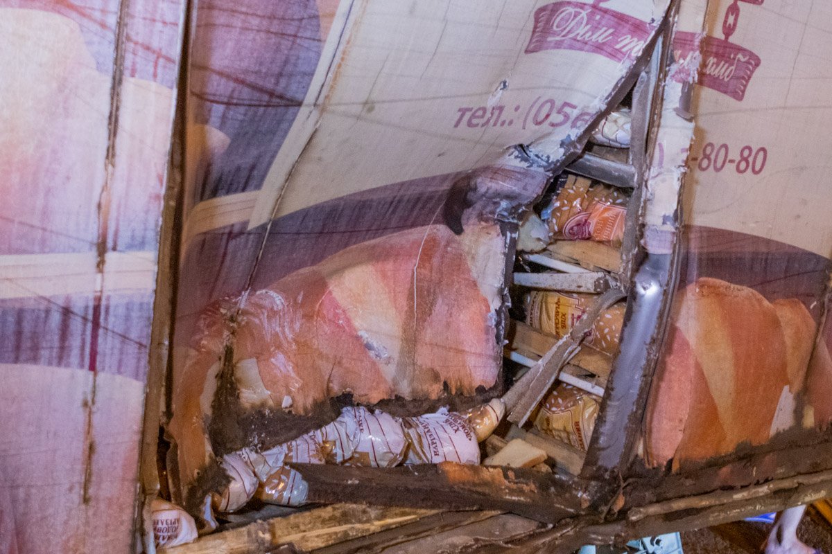 Оба автомобиля сильно повреждены Оба автомобиля сильно повреждены