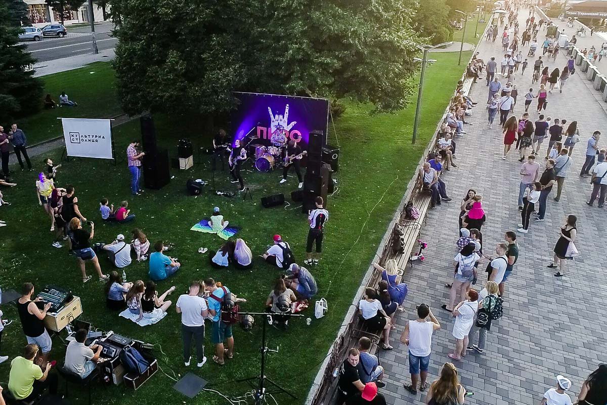 С каждой минутой людей было все больше и больше