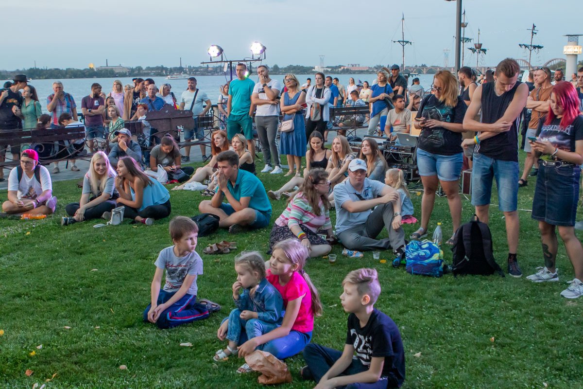 Многие пришли на концерт с семьей 