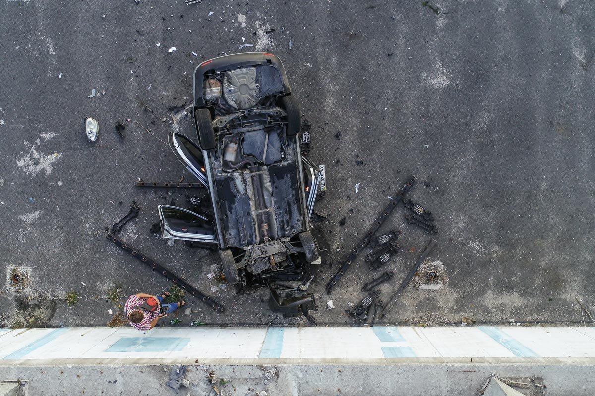 Автомобиль упал как раз на то место, где несколько минут назад находился рыбак