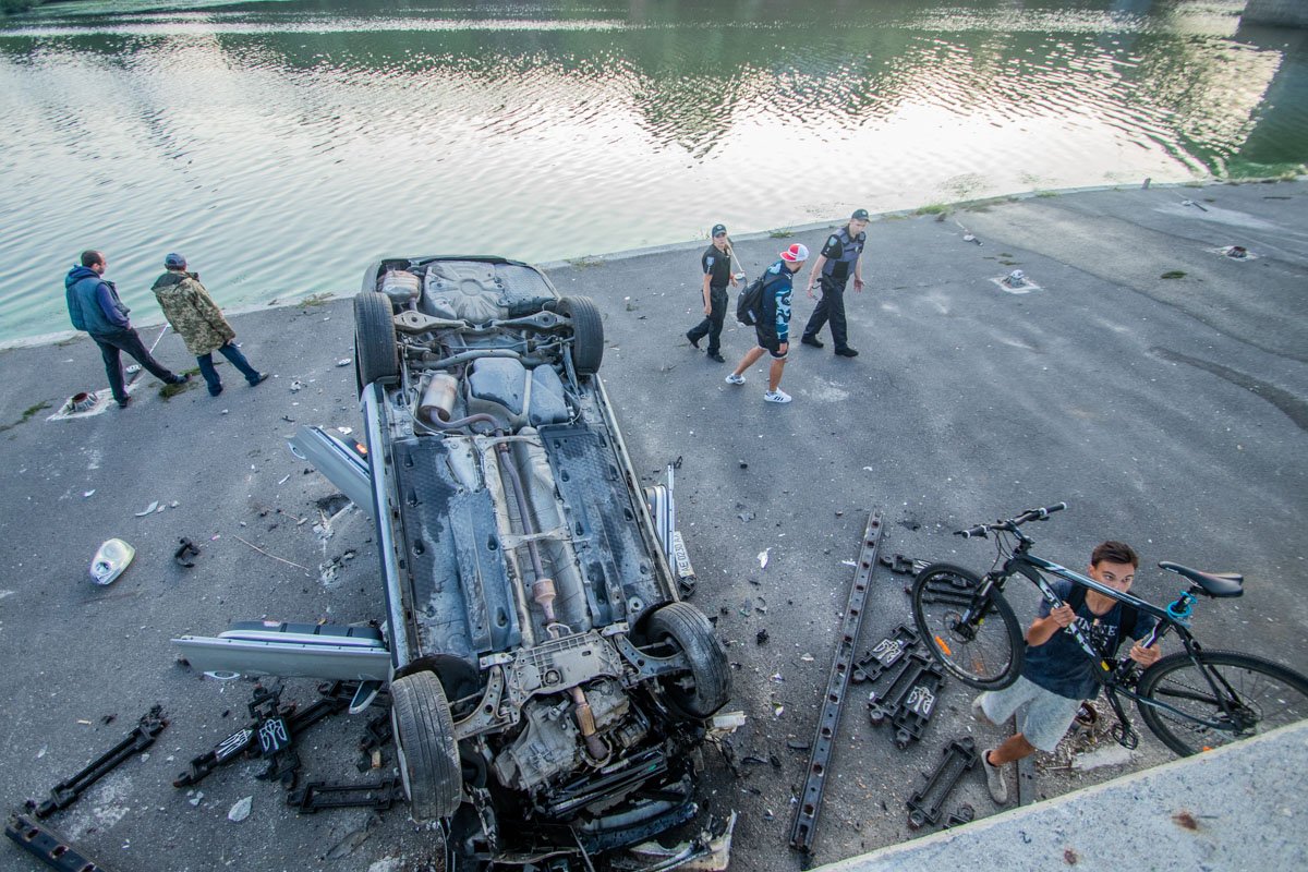 По словам очевидцев, мужчина пытался войти в поворот, обгоняя другой автомобиль