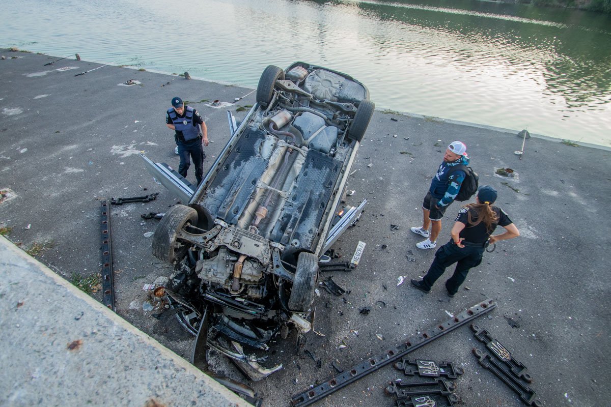 Автомобиль перевернулся и упал на крышу