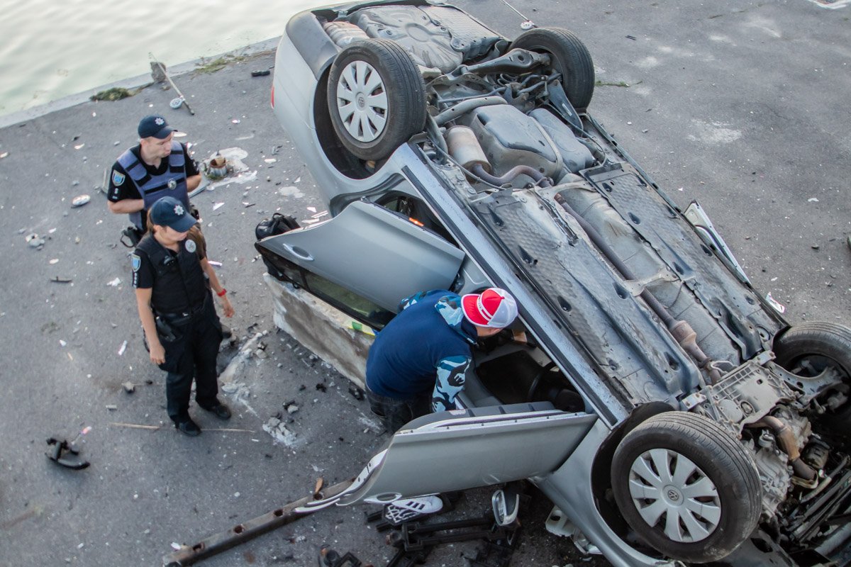 Иномарка упала как раз на то место, где сидел рыбак