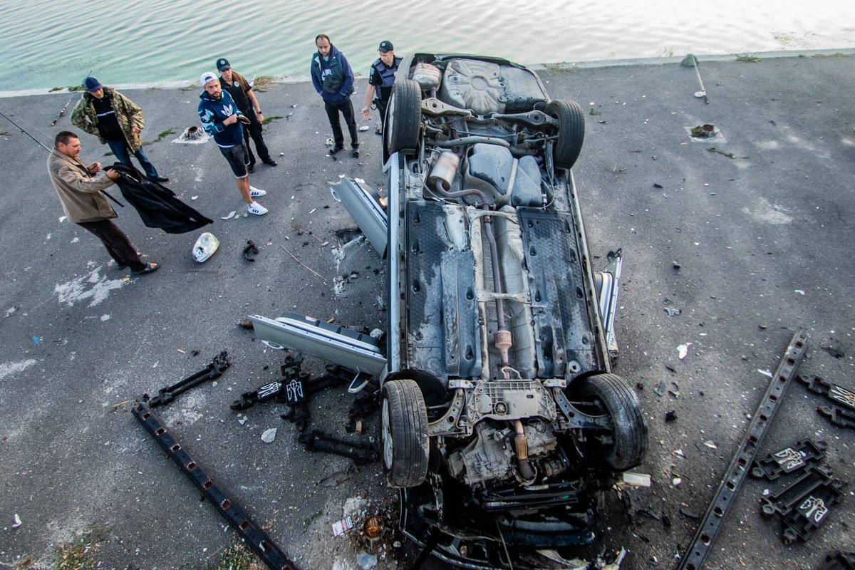Мужчина рассказал, что отошел буквально на минуту, когда на его стул рухнул автомобиль